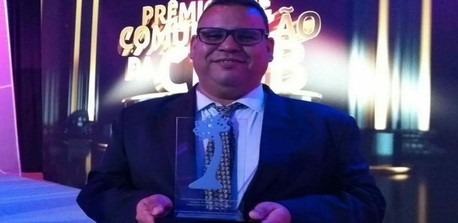 Alexandre Batista recebe prêmio na Conferência Nacional dos Bispos do Brasil